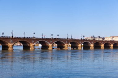 Bordeaux, Fransa: 22 Şubat 2020: Parlak güneşli bir günde Pont de Pierre (Taş Köprü)