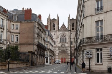 Nantes, Fransa: 22 Şubat 2020: Nantes Katedrali, St. Peter Katedrali ve St. Paul Katedrali, Rue General Leclerc de Hauteclocque manzaralı