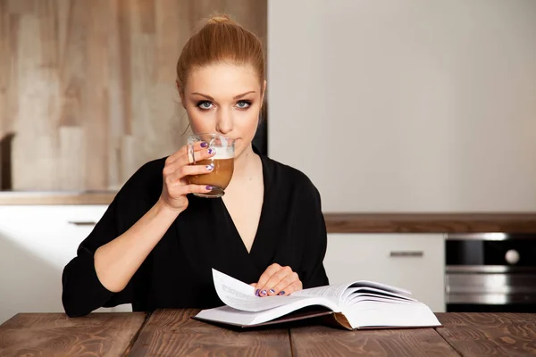 Atraktivní Blondýnka Studentka Číst Knihu Stůl — Stock fotografie