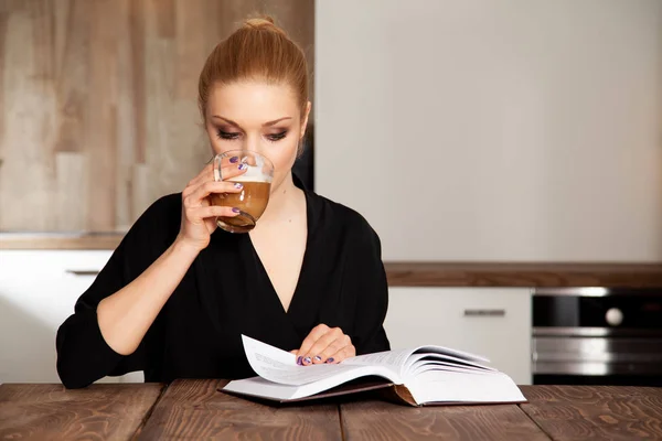 Atractiva Estudiante Rubia Leer Libro Sobre Mesa — Foto de Stock