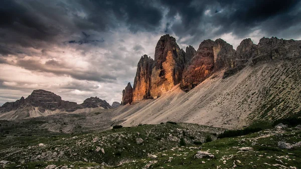 İtalya 'da gün batımında Tre cime di Lavaredo