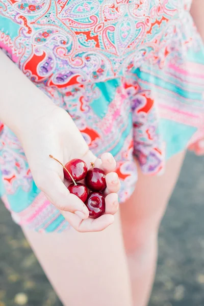 sarışın kız bir kiraz su birikintisi yakın vardır.