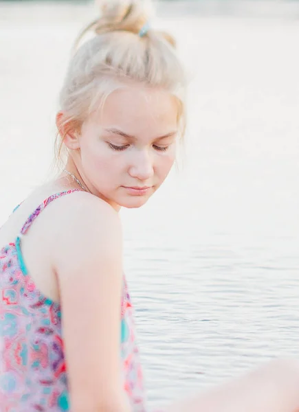 sarışın kız yaz aylarında gün batımında nehir boyunca yürüyüş