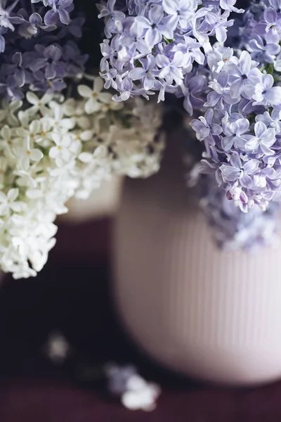 Leylak karanlık bir arka plan üzerinde bir vazoda bir buket