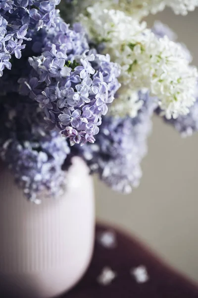 Leylak karanlık bir arka plan üzerinde bir vazoda bir buket