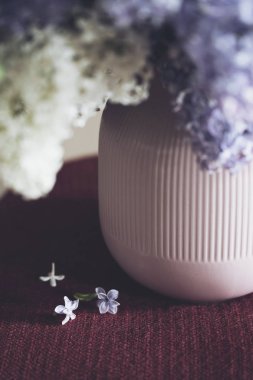 Leylak karanlık bir arka plan üzerinde bir vazoda bir buket