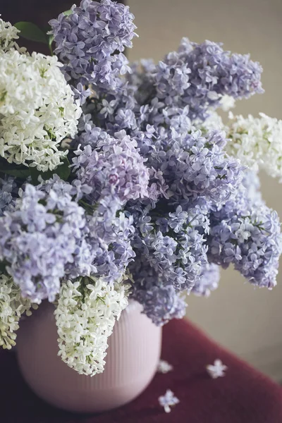 Leylak karanlık bir arka plan üzerinde bir vazoda bir buket