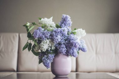 Leylak karanlık bir arka plan üzerinde bir vazoda bir buket