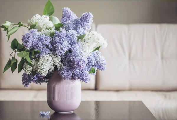 Leylak karanlık bir arka plan üzerinde bir vazoda bir buket