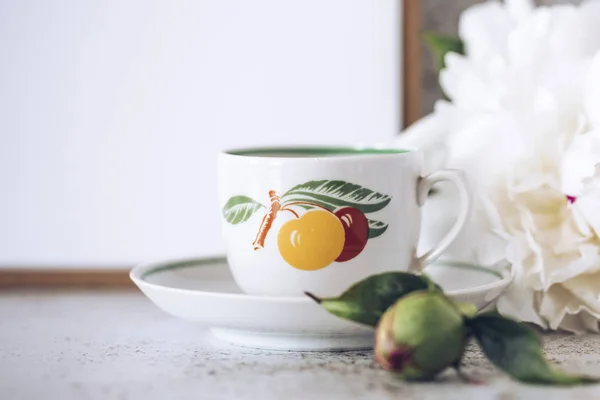 Vintage kahve fincanı vişne ile