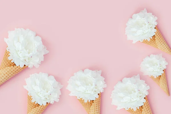 Şakayık bir gofret dondurma koni