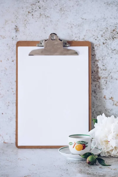 hafif bir arka planda yer yazmak için beyaz şakayık