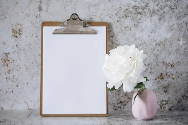 hafif bir arka planda yer yazmak için beyaz şakayık