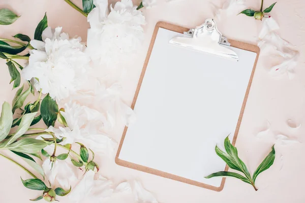 hafif bir arka planda yer yazmak için beyaz şakayık