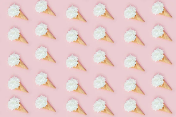 Şakayık bir gofret dondurma koni