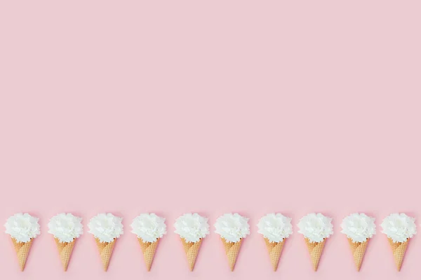 Şakayık bir gofret dondurma koni