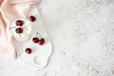 yoğurt chia tohum, yulaf ezmesi ve hafif bir arka plan üzerinde kiraz