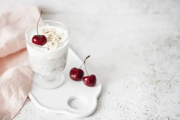 yoğurt chia tohum, yulaf ezmesi ve hafif bir arka plan üzerinde kiraz