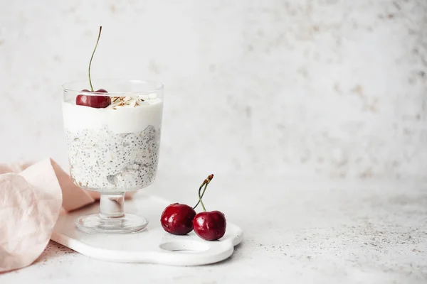 yoğurt chia tohum, yulaf ezmesi ve hafif bir arka plan üzerinde kiraz