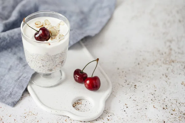 yoğurt chia tohum, yulaf ezmesi ve hafif bir arka plan üzerinde kiraz