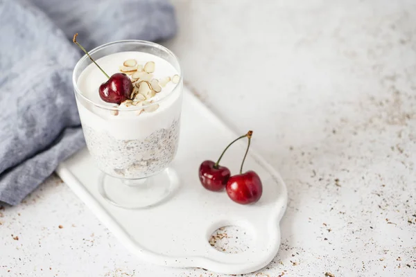 yoğurt chia tohum, yulaf ezmesi ve hafif bir arka plan üzerinde kiraz