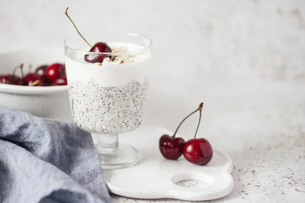 yoğurt chia tohum, yulaf ezmesi ve hafif bir arka plan üzerinde kiraz