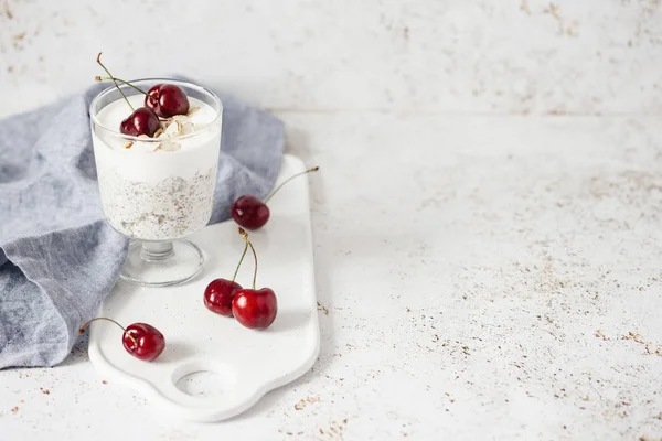 yoğurt chia tohum, yulaf ezmesi ve hafif bir arka plan üzerinde kiraz