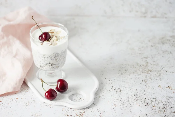 yoğurt chia tohum, yulaf ezmesi ve hafif bir arka plan üzerinde kiraz