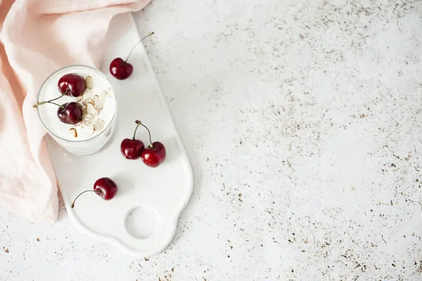 yoğurt chia tohum, yulaf ezmesi ve hafif bir arka plan üzerinde kiraz