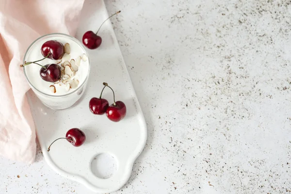 yoğurt chia tohum, yulaf ezmesi ve hafif bir arka plan üzerinde kiraz