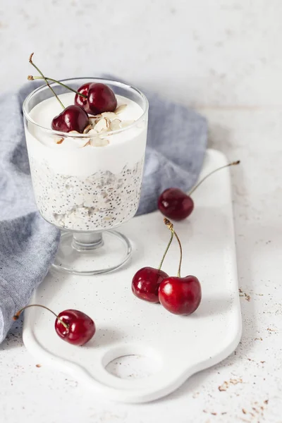 yoğurt chia tohum, yulaf ezmesi ve hafif bir arka plan üzerinde kiraz