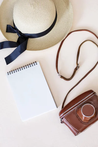 hasır şapka, kamera, dizüstü bilgisayar