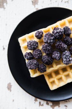 Böğürtlen ile lezzetli ve güzel Belçika waffle