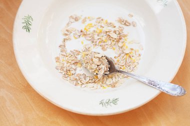 turuncu peçete üzerinde beyaz kase yulaf ezmesi