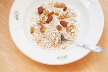 fındık turuncu peçete üzerinde beyaz kase yulaf ezmesi