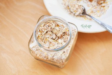 Yulaf gevreği arka plan plakalı bir kavanoz içinde