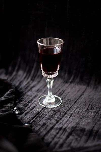 Bonita copa de vino tinto sobre fondo negro Terciopelo — Foto de Stock