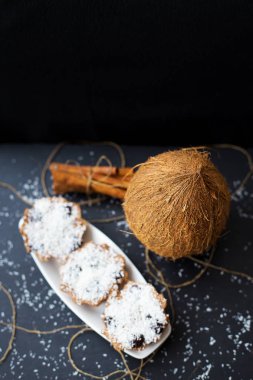 Siyah arka planda hindistan cevizli kekler