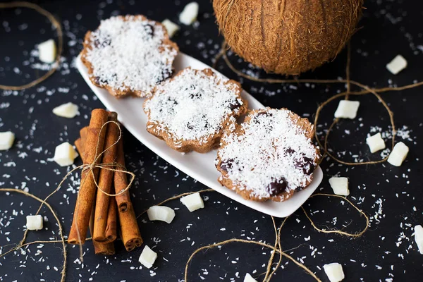 Muffins de coco em um fundo preto — Fotografia de Stock
