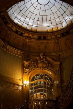 Klasik ahşap merdiven. Lviv 'deki Bilim Adamları Evi