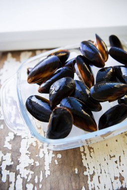 Eski ahşap beyaz masa taze midye.