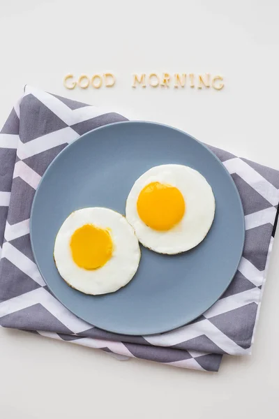 Iki güzel bir tabağa yumurta — Stok fotoğraf