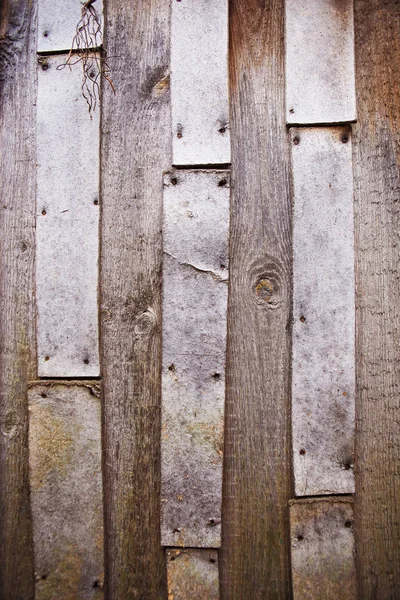 Дуже старий покинутий дерев'яний паркан прибитий до цвяхів — стокове фото