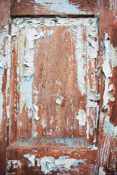 Porta de madeira muito antiga com tinta azul rachada — Fotografia de Stock