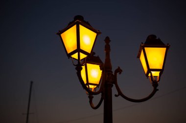 Geceleri çok güzel antik bir lamba, yakın plan. Bulgaristan ve Nessebar.