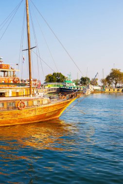 Nesebray-Bulgaria 'da yatlar ve tekneler. Yaz, güneş, deniz.