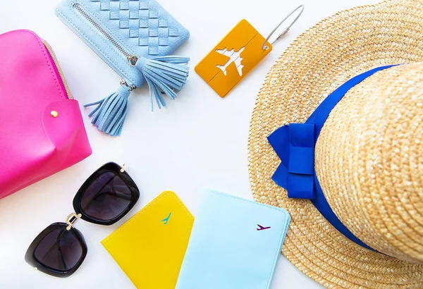 Tatil - şapka, gözlük, pasaport, kozmetik çantası, çanta için hazırlık. Yakın çekim