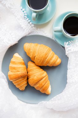 Bir fincan kruvasanla kahve.