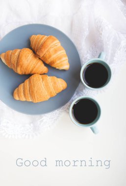 Bir fincan kruvasanla kahve.