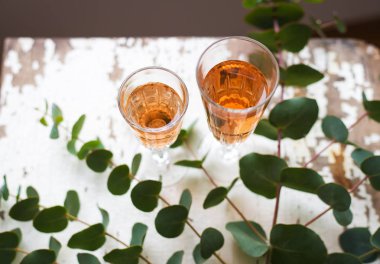 Okaliptüs dalları gül şarap ile eski bir tabloda